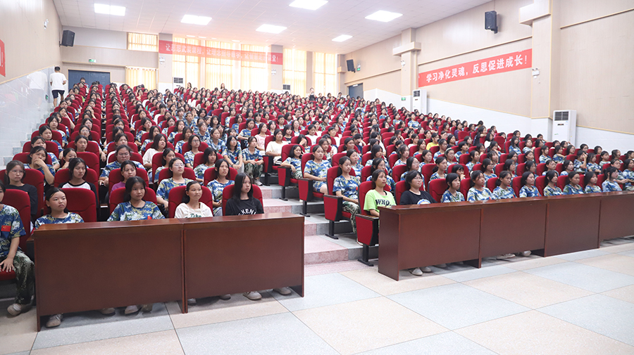 時(shí)光不語，靜待花開——懷化市新晃恒雅高級(jí)中學(xué)舉辦女生青春期健康教育講座